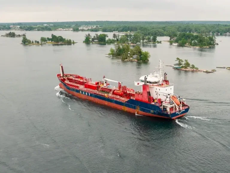 Kapal tanker BBM solar industri di sungai