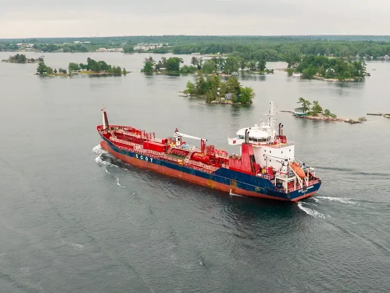 Kapal tanker BBM solar industri di sungai